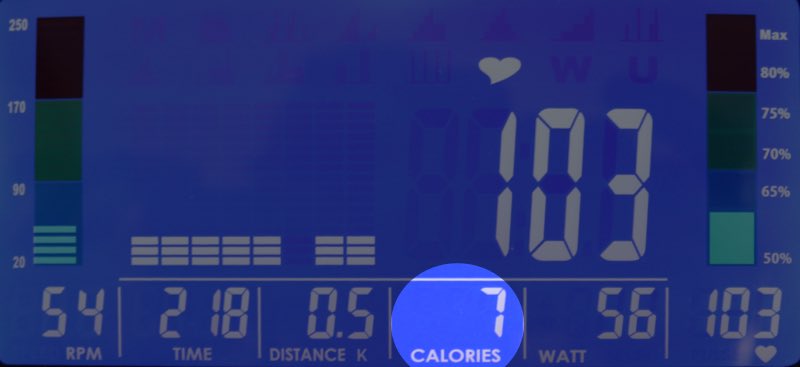 Kalorienanzeige im Trainingscomputer eines Ergometers