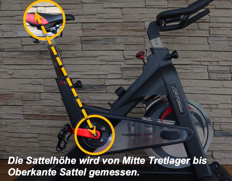 DAs Bild zeigt wie die Sattelhöhe beim Indoor-Bike gemessen wird.