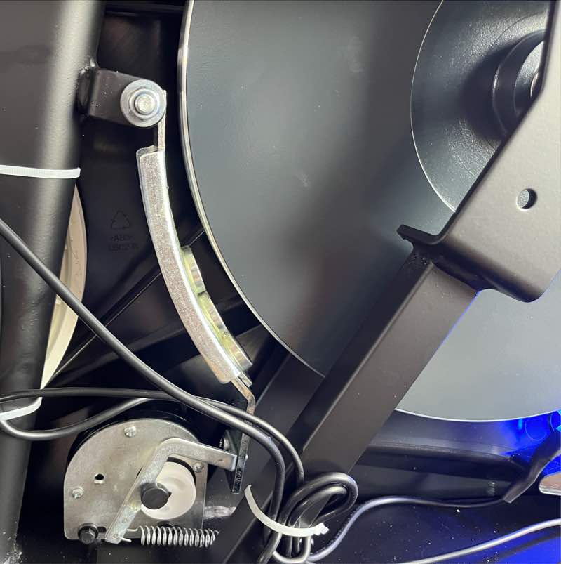 Das Bild zeigt ein Indoor Cycle/Speedbike mit elektronisch gesteuerter Magnetbremse.