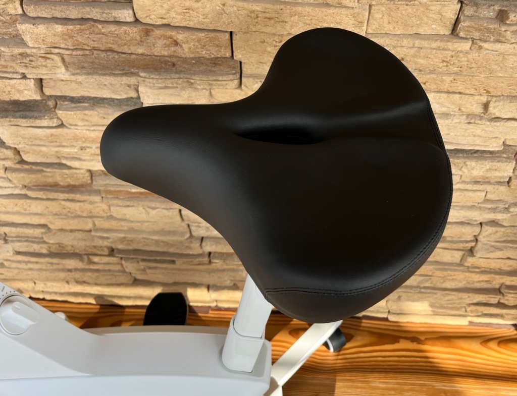 Extra breiter und bequemer Sattel beim Flexispot V9 Der Sattel des V9 32cm breit und komfortabel.