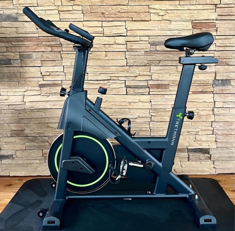 Tretmann Rapid Speedbike Test Das Bild zeigt das Tretmann Indoor Cycle im Praxistest